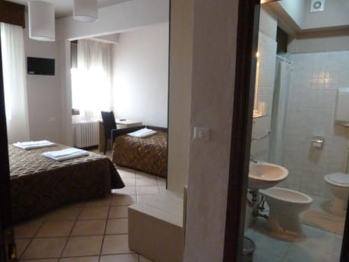 Camera Hotel Eden a Vignola con letti, bagno privato e comfort moderni