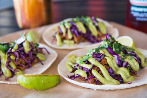 Tacos gourmet con aguacate y col morada en el restaurante Cozy House Downtown Cancún