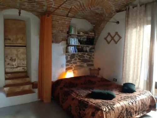 Camera romantica a CasaRosada a Vidracco con soffitto in mattoni, camino e arredamento tradizionale