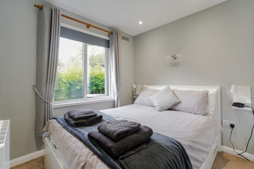 Cornish Holiday - 91 Hengar Manor. Master bedroom with double bed. Bedside units with light, USB charger, contactless charging and shelf. Throw and complimentary towels.