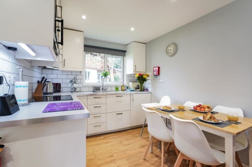 Cornish Holiday - 91 Hengar Manor.  Open plan kitchen and dining area. Table and 4 chairs along with a high chair. Microwave, ceramic electric hob, fan assisted oven, lots of cupboards, 4 slice toaster, kettle and a clock.