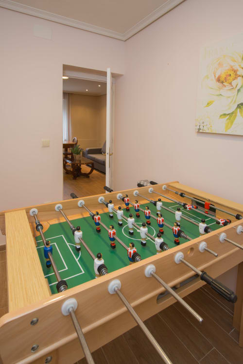 Mesa de futbolín en la sala de juegos de Apartamentos Turísticos Ávila con acceso al área de estar