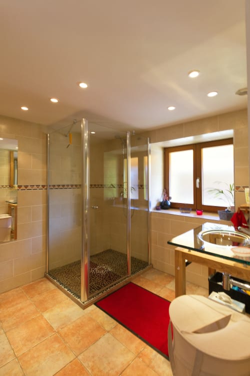 Salle de bain moderne avec spacieuse douche à l'italienne au Gîte La Grange, Neuf-Brisach