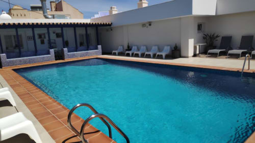 Piscina rectangular con agua turquesa en el hotel El Faro De Los Genoveses de San José, Almería, España