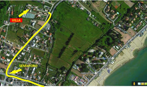 Mappa aerea dell'hotel Myob a Roma che mostra la location della villa vicino a Semaforo e l'accesso alla spiaggia