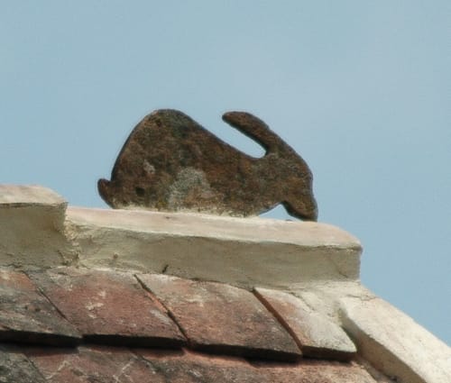 Sculpture de lapin en bronze sur l'ornement de toiture du Lapin sur le Toit, Rouffignac, France