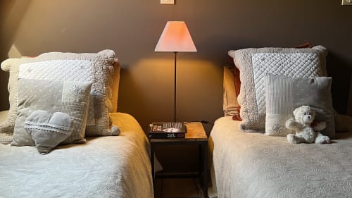 Chambre twin au gîte Le Lapin sur le Toit à Rouffignac avec lits piqués, coussins décoratifs, lampe de chevet et ambiance chaleureuse