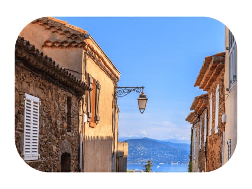 Charmante rue pavée de La Croix Valmer avec vue sur la mer Méditerranée à la Villa Sigahi