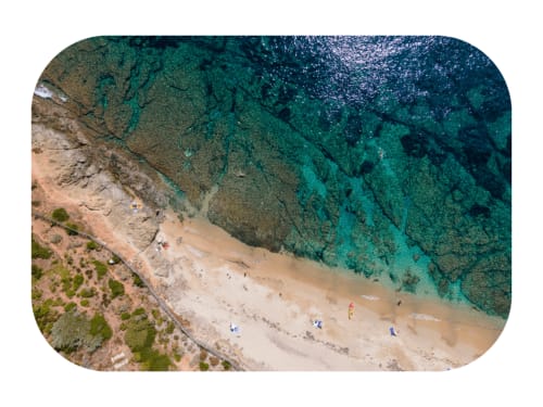 Vue aérienne de la plage pristine de Villa Sigahi à La Croix Valmer avec ses eaux turquoise et rivage de sable fin