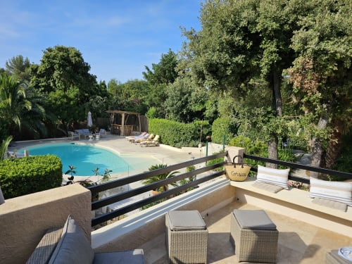 Terrasse de la Villa Sigahi surplombant la piscine et les jardins à La Croix Valmer, France
