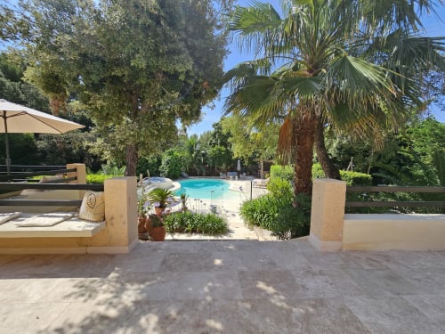 Espace piscine de la Villa Sigahi à La Croix Valmer avec terrasse, palmiers et zone de détente