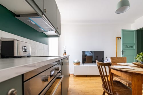 Modern kitchen and dining area in Logis Colette apartment at La Maison George, Flavigny sur Ozerain