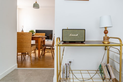 La Maison George apartment Logis Colette: modern living space with vintage décor, Marshall speaker, brass shelf with table