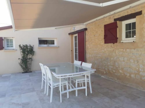 la terrasse à l'arrière avec son store électrique pour vous protegez du soleil
