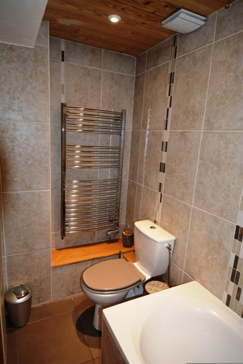 Salle de bain moderne à la Résidence Le Pacha, Courchevel avec radiateur sèche-serviettes chauffant, toilettes et douche à l'italienne