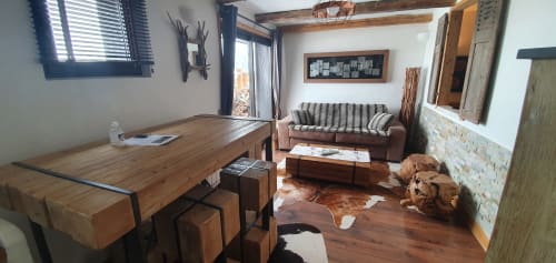 Séjour cosy de la Résidence Le Pacha : table de salle à manger en bois, canapé marron, vue montagne et décor rustique