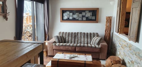 Salon cosy de la Résidence Le Pacha avec canapé marron, balcon vue montagne et équipements modernes à Courchevel
