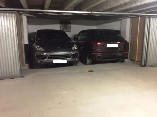 Deux voitures de luxe garées dans un garage couvert à la Résidence Le Pacha, Courchevel, France