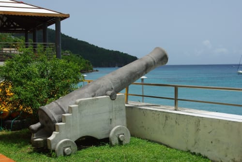 Canon décoratif surplombant les eaux turquoise des Caraïbes à Mon Refuge, Les Anses d'Arlet, Martinique
