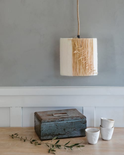 Lampe baladeuse en laine et raphia. Fait à la main Provence.
