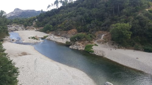 Vallée fluviale pittoresque aux berges sableuses, collines boisées et chaîne montagneuse près de Le Mas de Trépeloup, Alès