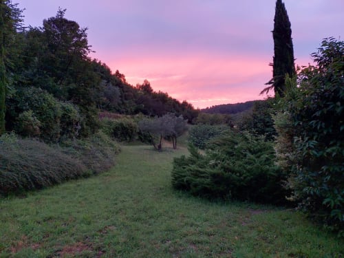 Paysage toscan du Mas de Trépeloup près d'Alès avec cyprès et oliviers au coucher de soleil