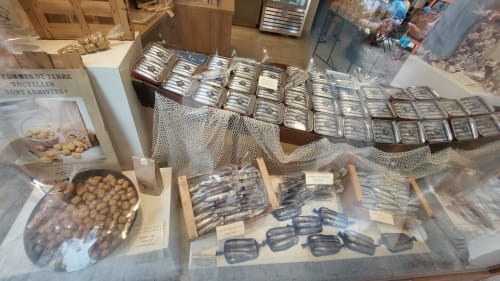 Exposition de produits gourmands locaux au Mas de Trépeloup, Alès - conserves, fruits secs et articles artisanaux