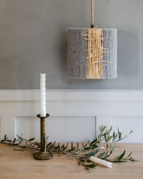 La petite lampe baladeuse Balazuc en version grise pour une décoration douce et poétique dans la chambre ou le salon