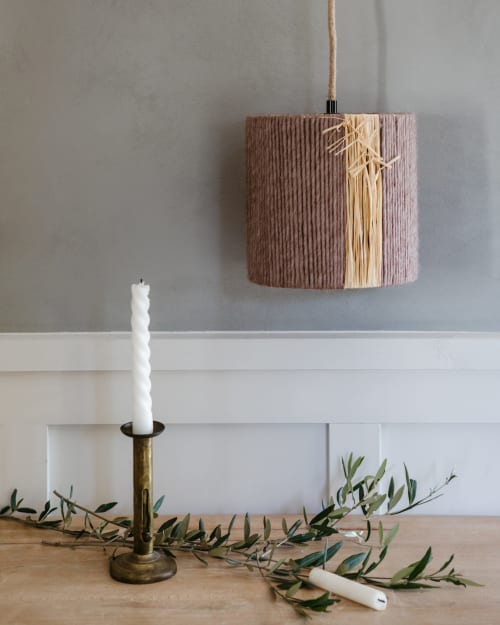 Lampe artisanale pour décoration bohème. Matériaux naturels: laine et raphia.