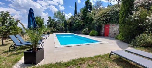 Espace piscine pittoresque au Le Mas de Trépeloup B&B à Alès, France avec transats et jardin méditerranéen