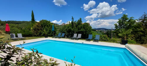 Piscine turquoise avec transats au Mas de Trépeloup B&B à Alès, France