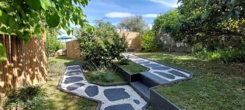 Allée de jardin avec pas japonais au Mas de Trépeloup B&B à Alès, France