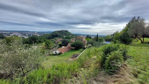 Le Mas de Trépeloup, gîte avec champs ondulants, oliviers et bâtiments en pierre dominant Alès, France