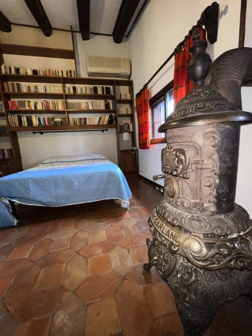 Dormitorio en villa Luxury con busto decorativo ornamental, librerías empotradas, suelos de baldosa terracota . Cerca de Puy Du Fou