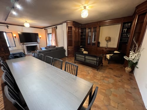 Villa de lujo con comedor y sala de estar, muebles de madera y servicios modernos cerca del Puy du Fou