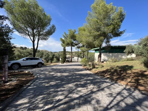 Entrada Villa Luxury Tenis con pinos y vistas a las montañas en Argés, Toledo, España