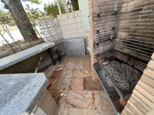 Área de patio exterior con parrilla de barbacoa de obra y pisos de azulejo en villa Luxury cerca de Puy du Fou, Argés
