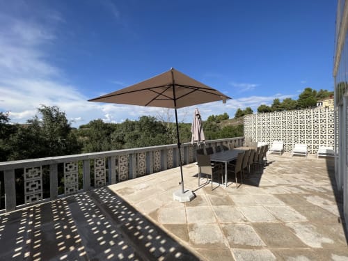 Terraza en Villa Luxury con vistas a la montaña, mesa de comedor, sombrillas y barandilla decorativa cerca del Puy du Fou, Arges, Toledo, España