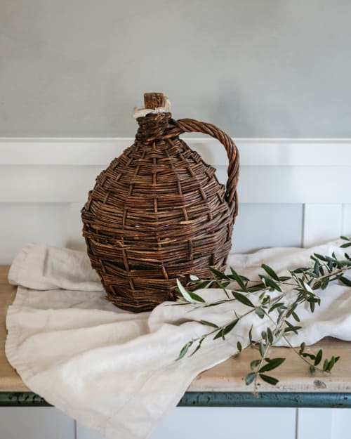 Objet chinés. Dame-jeanne dans son écrin d'osier.
