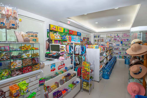 Tienda de regalos del resort Mareazul en Playa del Carmen con recuerdos, snacks, sombreros y accesorios de playa