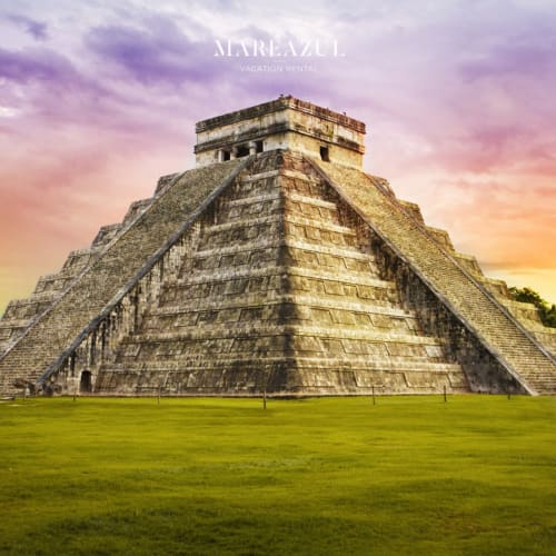 Antigua pirámide maya al atardecer, cerca del alojamiento vacacional Mareazul en Playa del Carmen