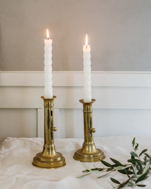 Bougeoirs anciens en laiton pour une décoration vintage chic. Petite touche dorée.