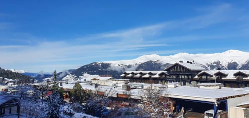 Hôtel Résidence Le Pacha à Courchevel enneigé avec vue sur les Alpes enneigées depuis le balcon