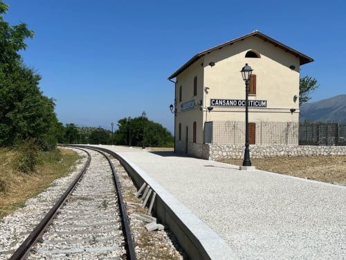 Estación Stella CasaBono en Sulmona con edificio histórico color crema y vías de tren