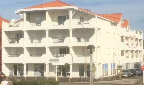 Hôtel-appartements Côte Et Dune à Biscarrosse Plage, façade crème, balcons et toiture orange