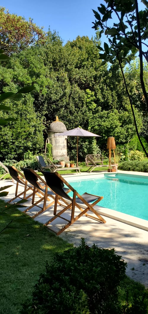 Piscine du Logis des Tourelles avec transats et haies verdoyantes à Cognac, France