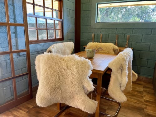 Sala de jantar com vista para montanha e cadeiras de lã de carneiro na villa Paraíso nas Montanhas em Campos do Jordão