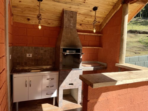 Pavilhão de cozinha externa na vila Paraíso nas Montanhas em Campos do Jordão com teto de madeira, paredes vermelhas, fogão e