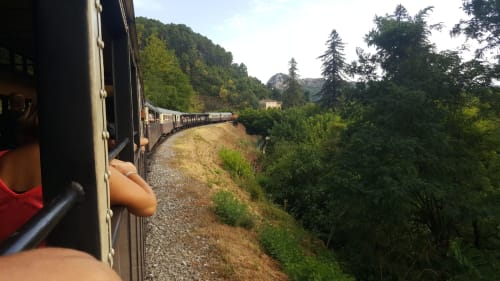 Vue passager d'un train pittoresque traversant les montagnes forestières près d'Alès, France