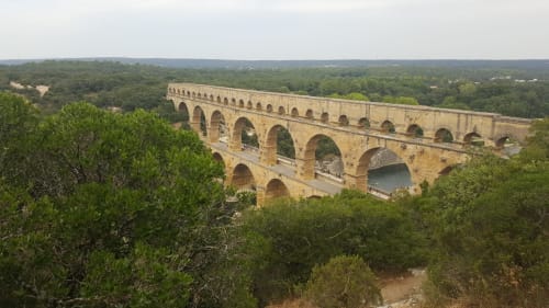 L'aqueduc romain antique du Pont du Gard traversant la vallée verdoyante près d'Alès, France